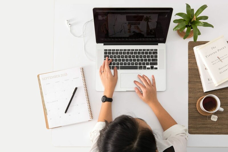 Studente werkt aan laptop