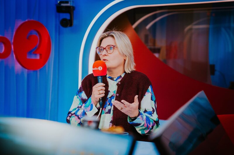 Saskia Vanden Eede met Radio2-microfoon in de hand